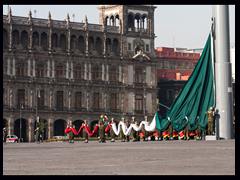 1. Mexico_Wciąganie flagi na placu Zócalo